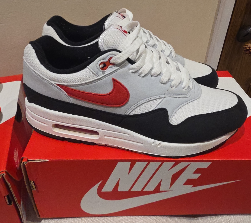 Nike White Black Red Air Max Low-Top Sneaker
